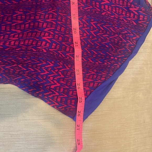 NWOT V-Neck Red/Blue Pattern Cap Sleeve Blouse - Picture 3 of 7